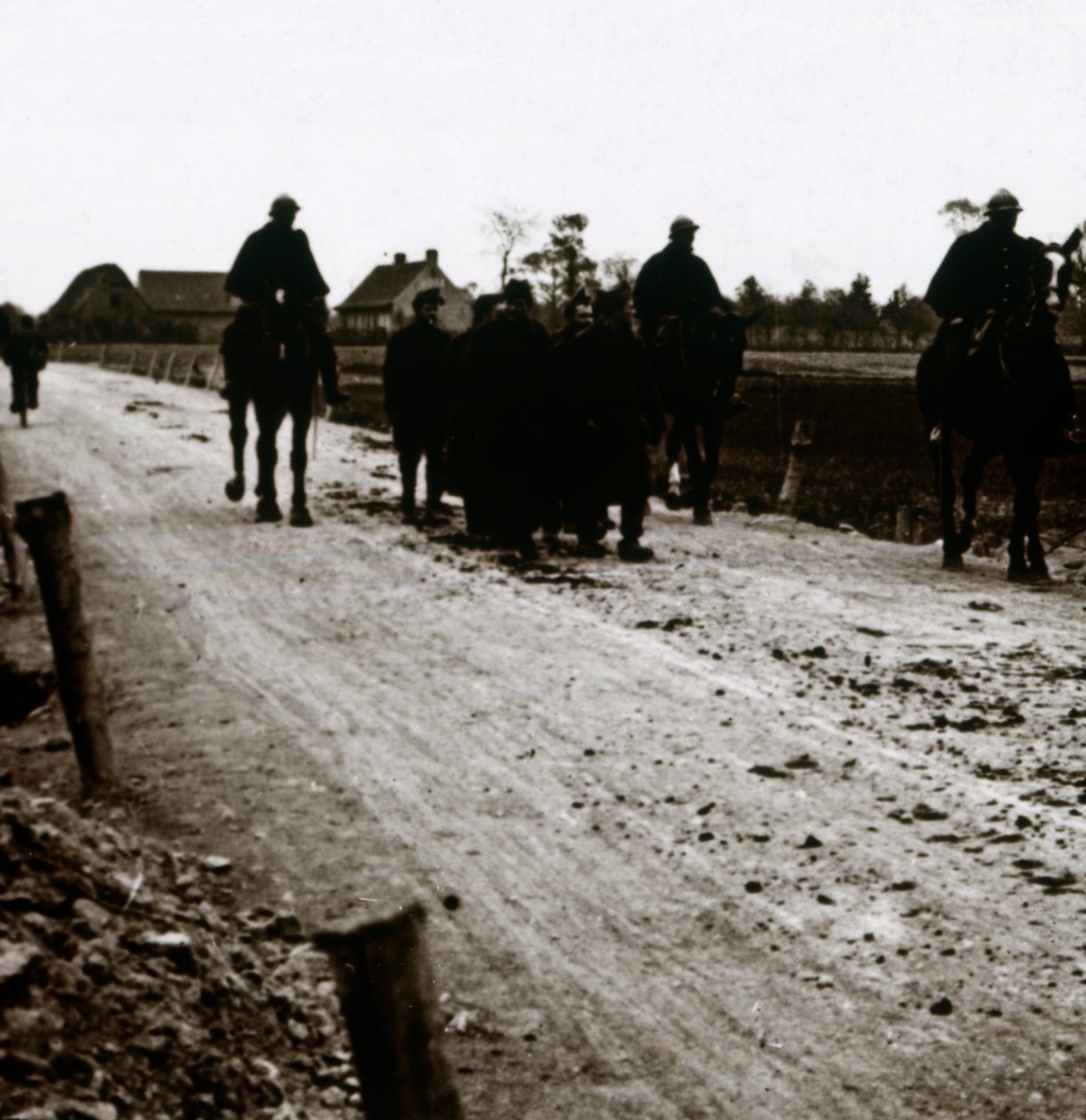 Soldater på en väg, c1914-c1918 av Unbekannt