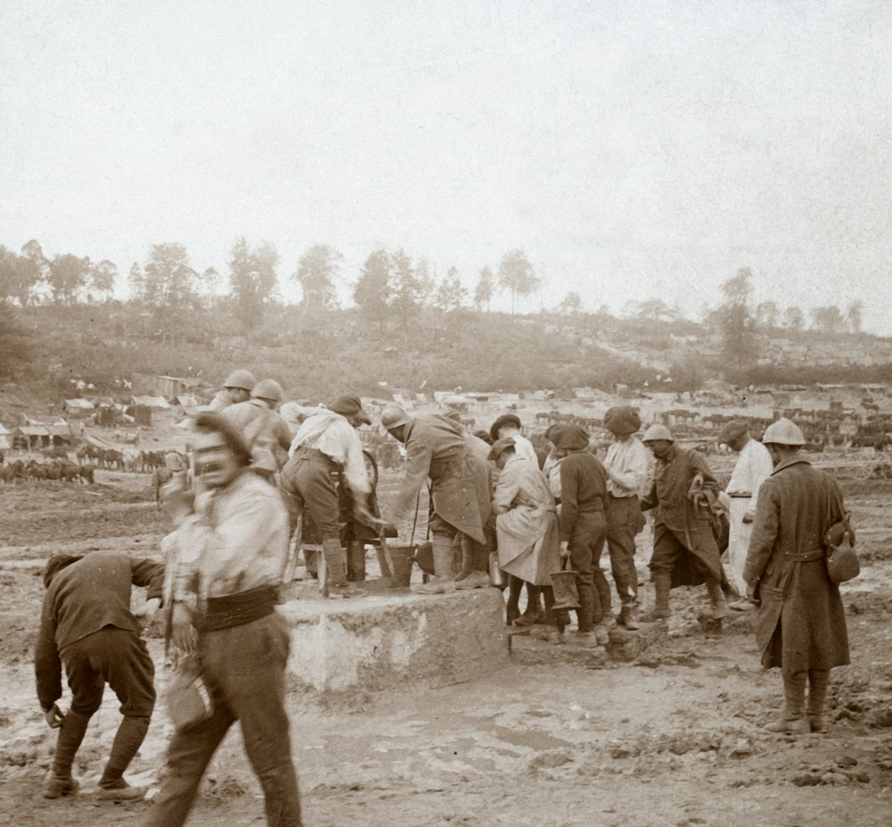 Soldater som köar i leran efter vatten, Genicourt, norra Frankrike, c1914-c1918 av Unbekannt