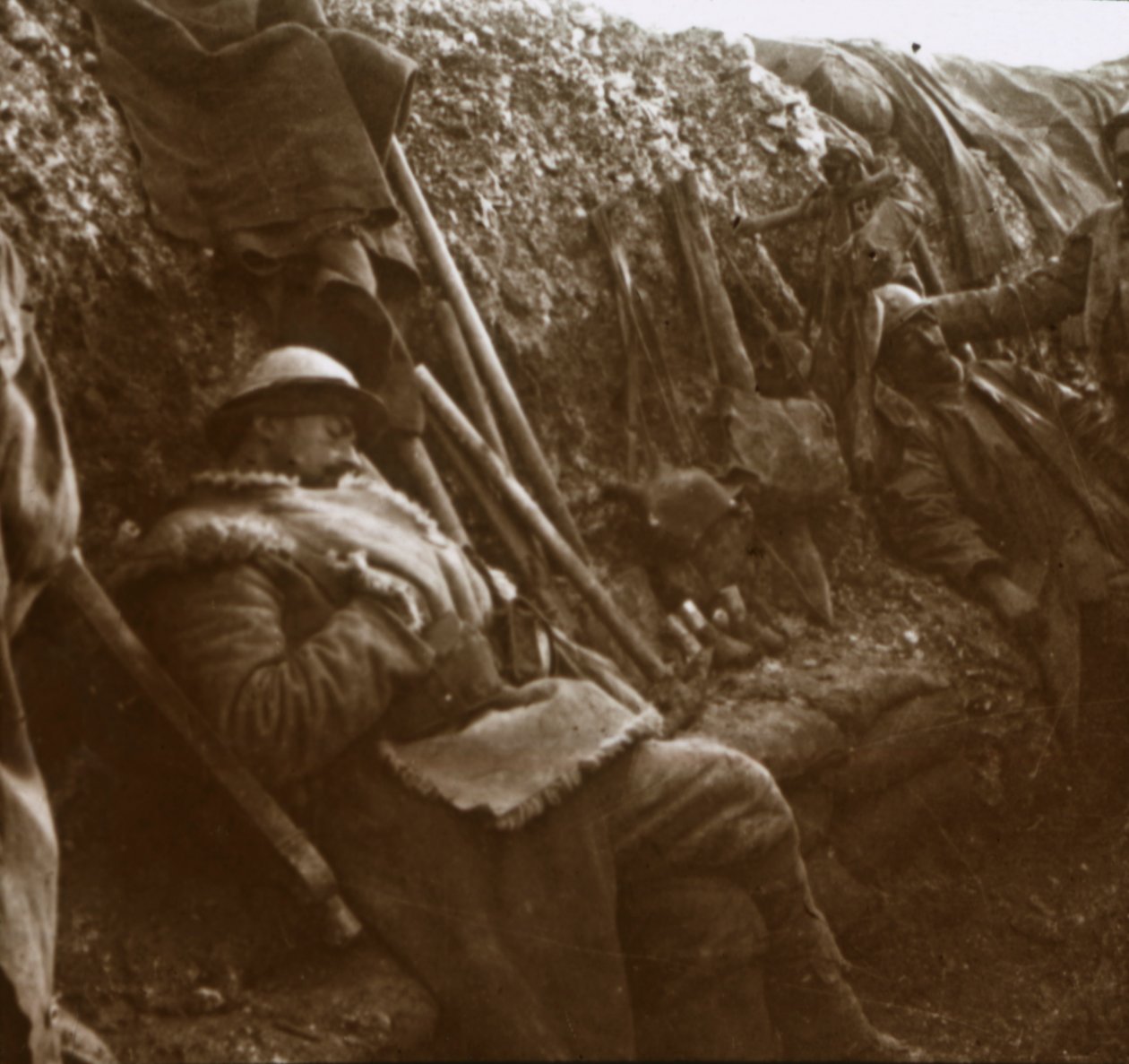 Soldater vilar i skyttegravar, c1914-c1918 av Unbekannt