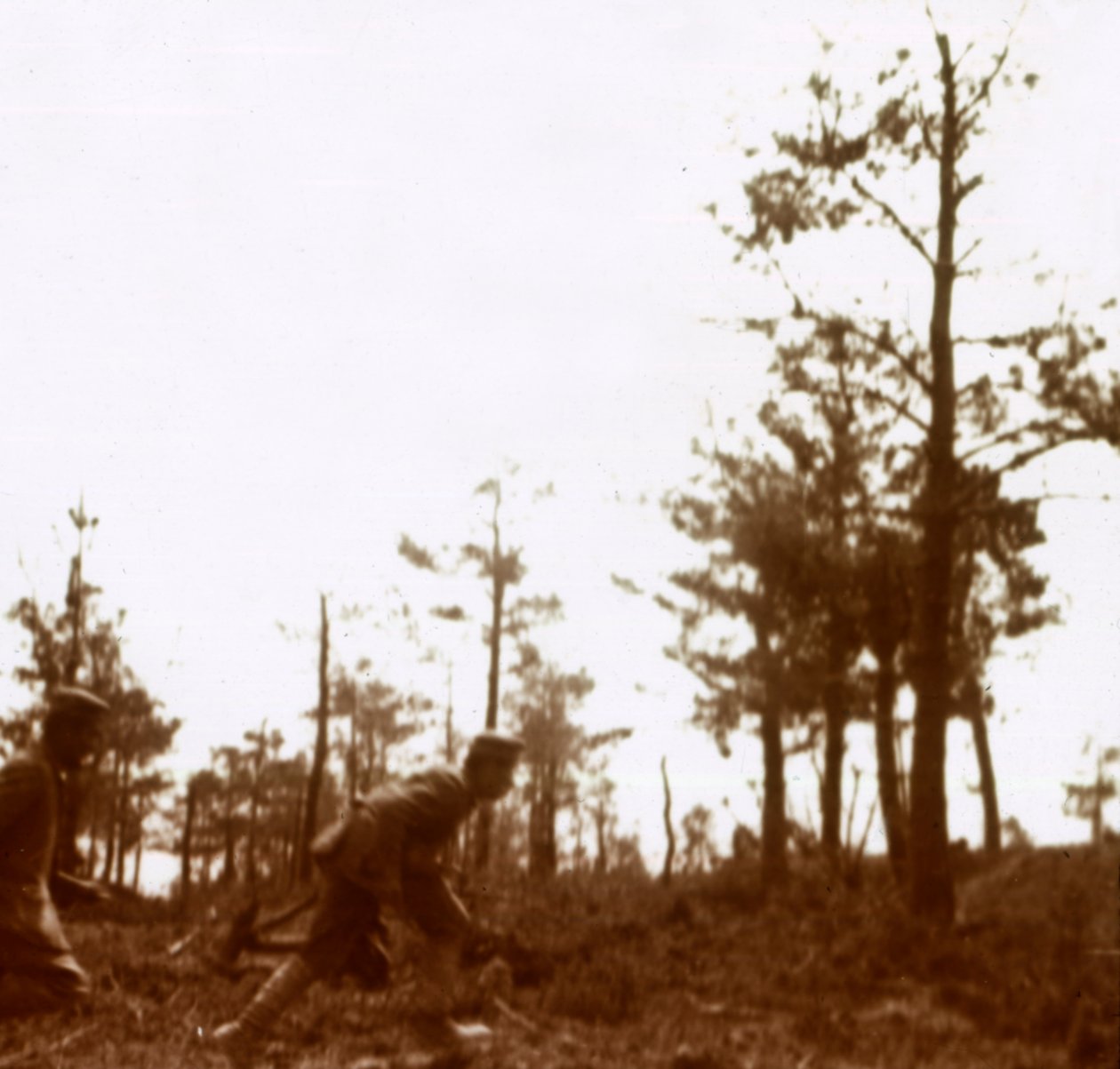 Soldater springer på slagfältet, c1914-c1918 av Unbekannt