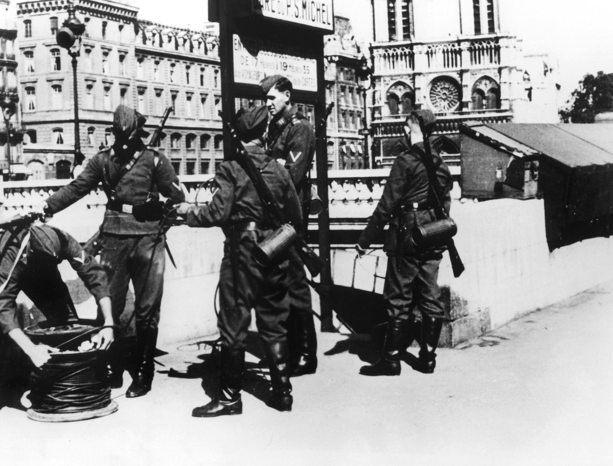 Soldater med en telefonkabel på Pont St Michel, Paris, juni 1940 av Unbekannt