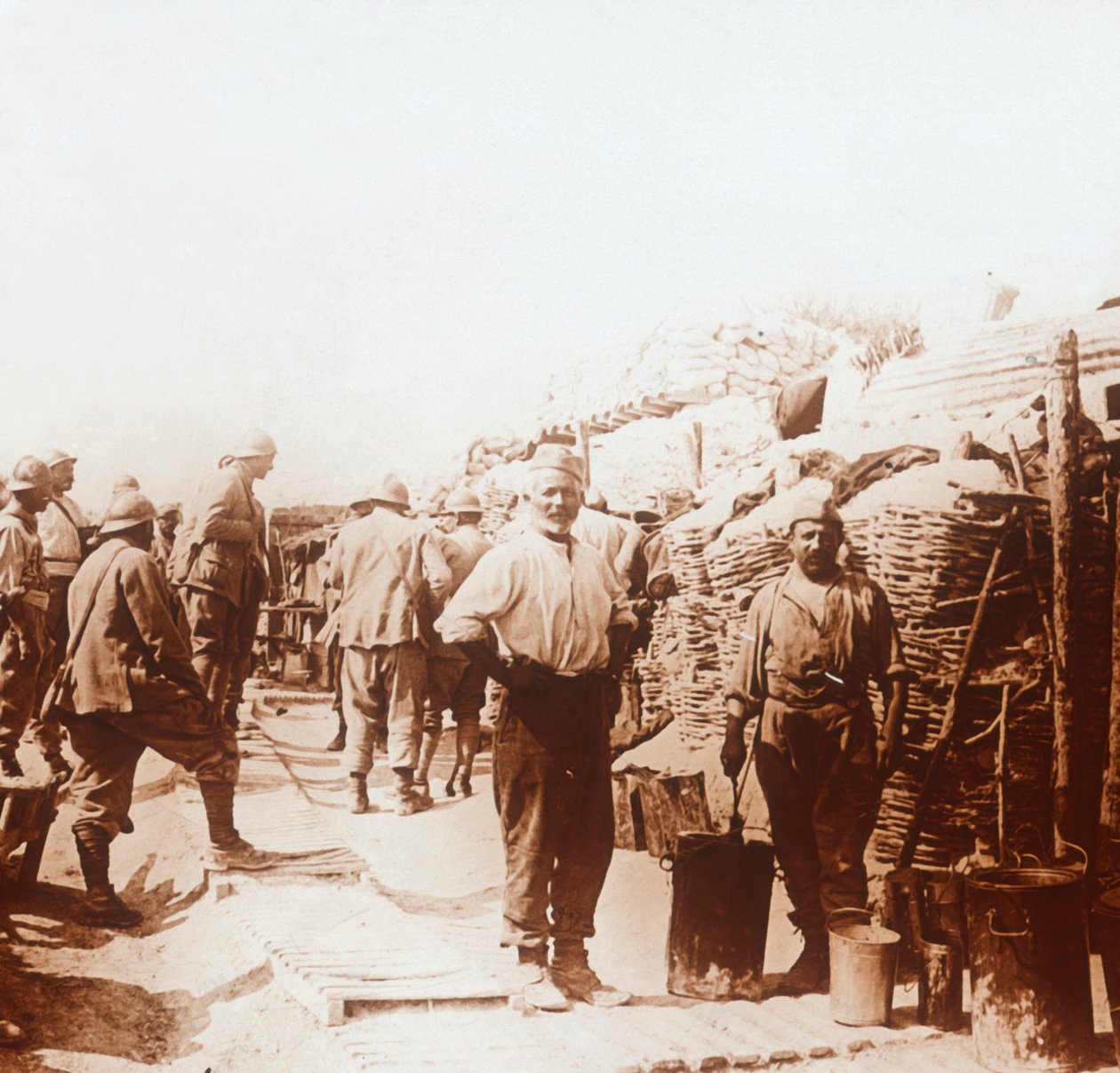 Soldater med metallbehållare, c1914-c1918 av Unbekannt