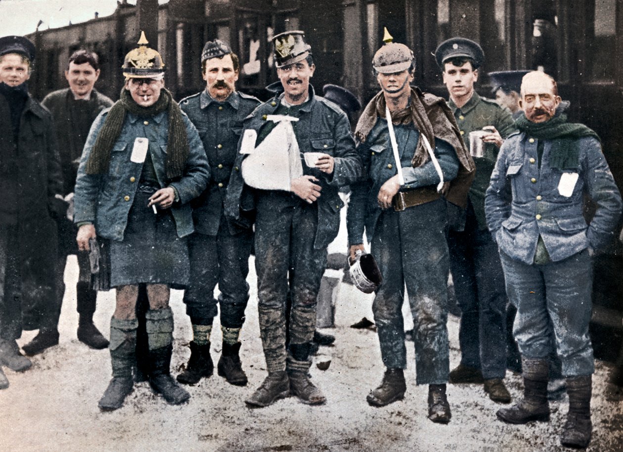 Några glada sårade från striderna i Neuve Chapelle, bär fångade tyska hjälmar, 1915 av Unbekannt