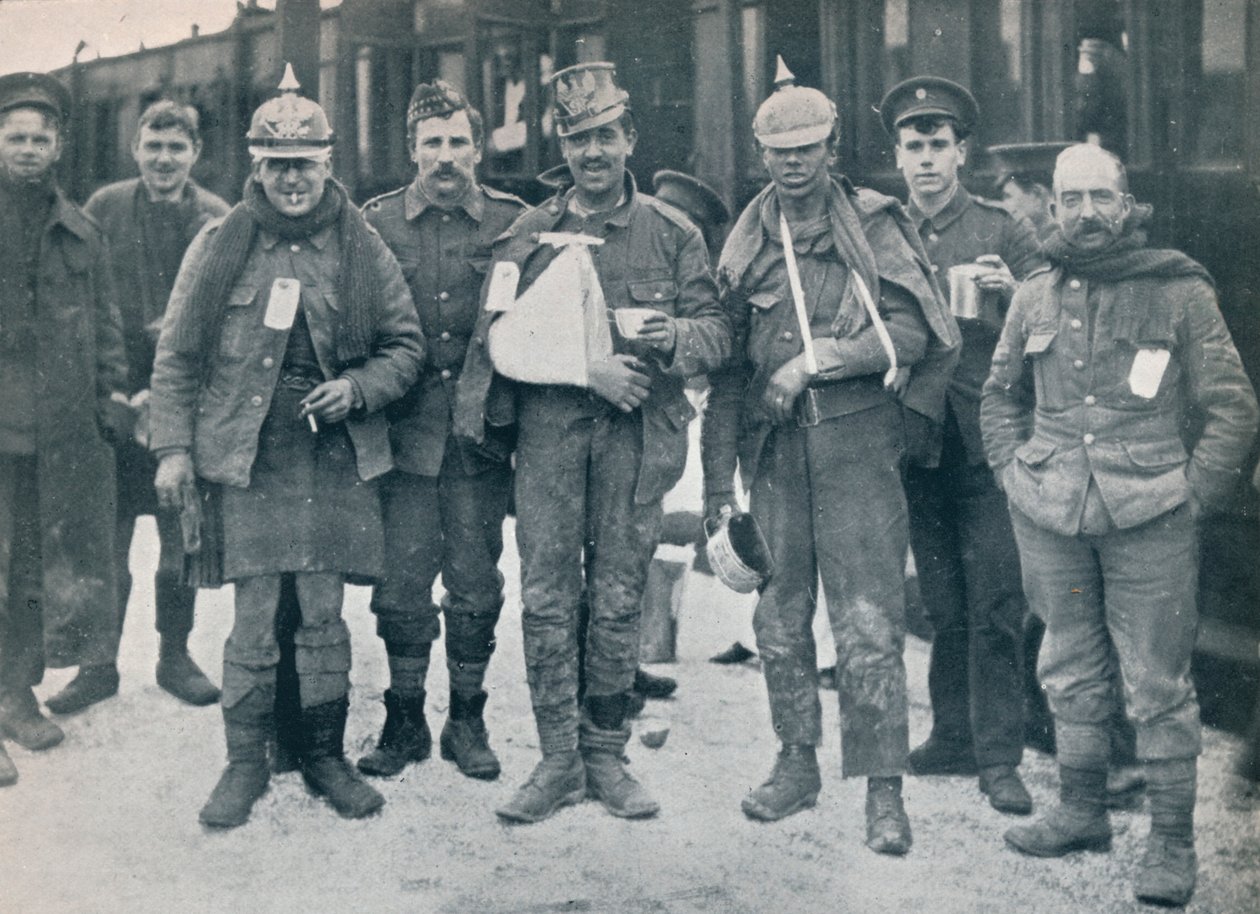 Några glada sårade från striderna i Neuve Chapelle, bär fångade tyska hjälmar, 1915 av Unbekannt