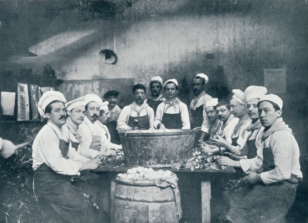 Några av kockarna förbereder soppan på Messagerie Van Gand, c1914 av Unbekannt
