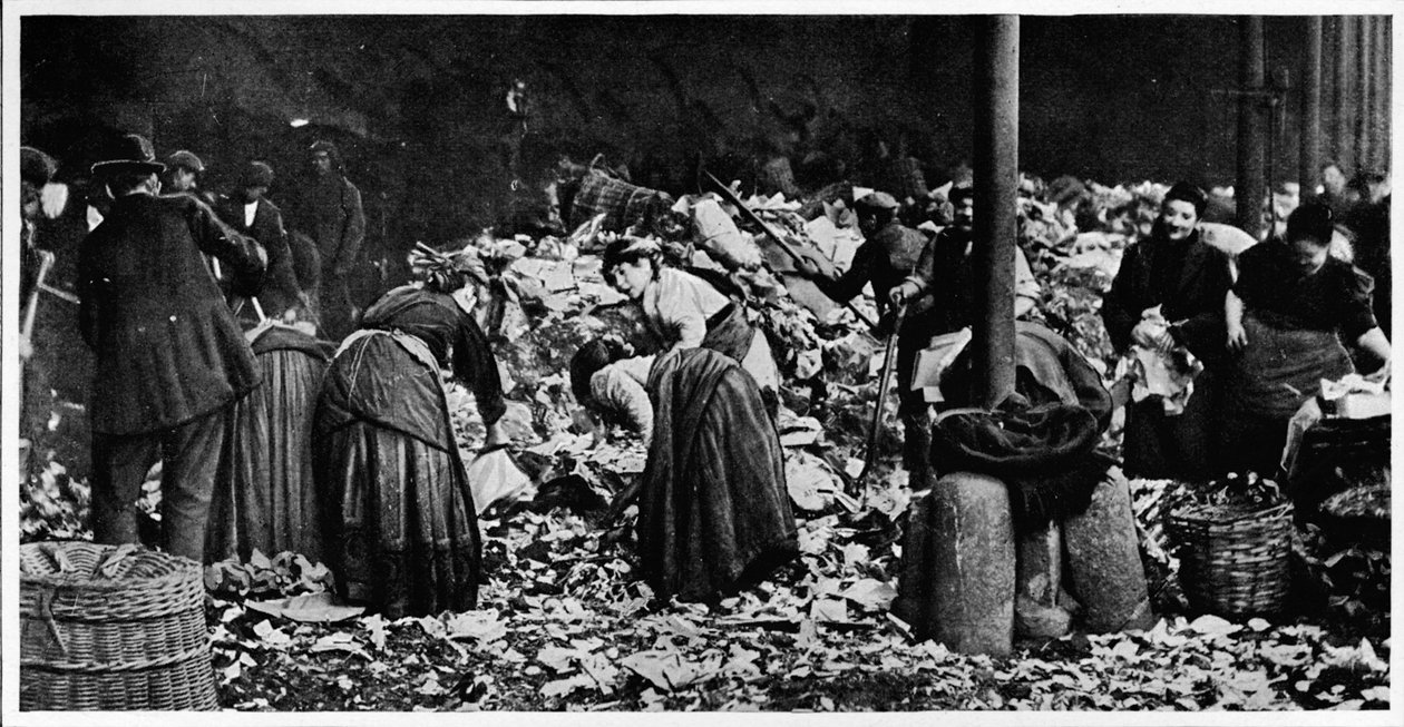 Sorterar en dammhög vid en County Council Depot, London, c1850 1903 av Unbekannt