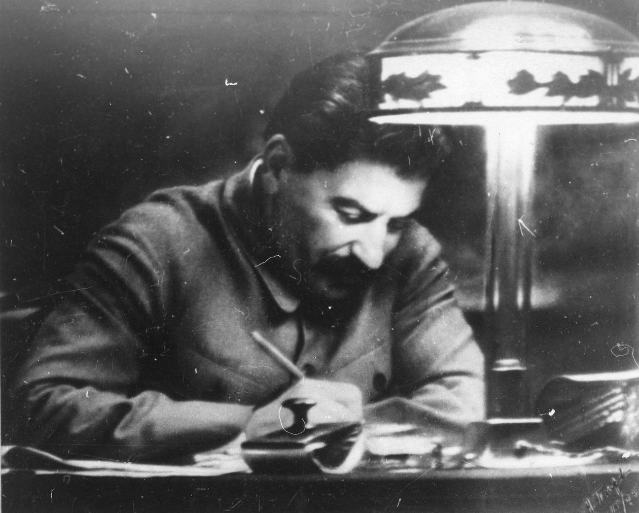 Sovjetledaren Josef Stalin i sin Kremlstudie, Moskva, USSR, 1935 av Unbekannt