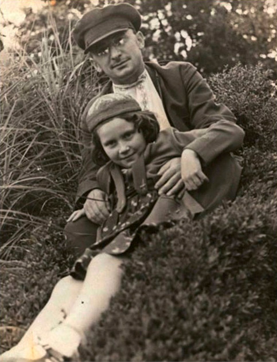 Sovjetpolitikern Lavrentiy Beria med Josef Stalins dotter Svetlana Alliluyeva, Sovjetunionen, 1930-talet av Unbekannt
