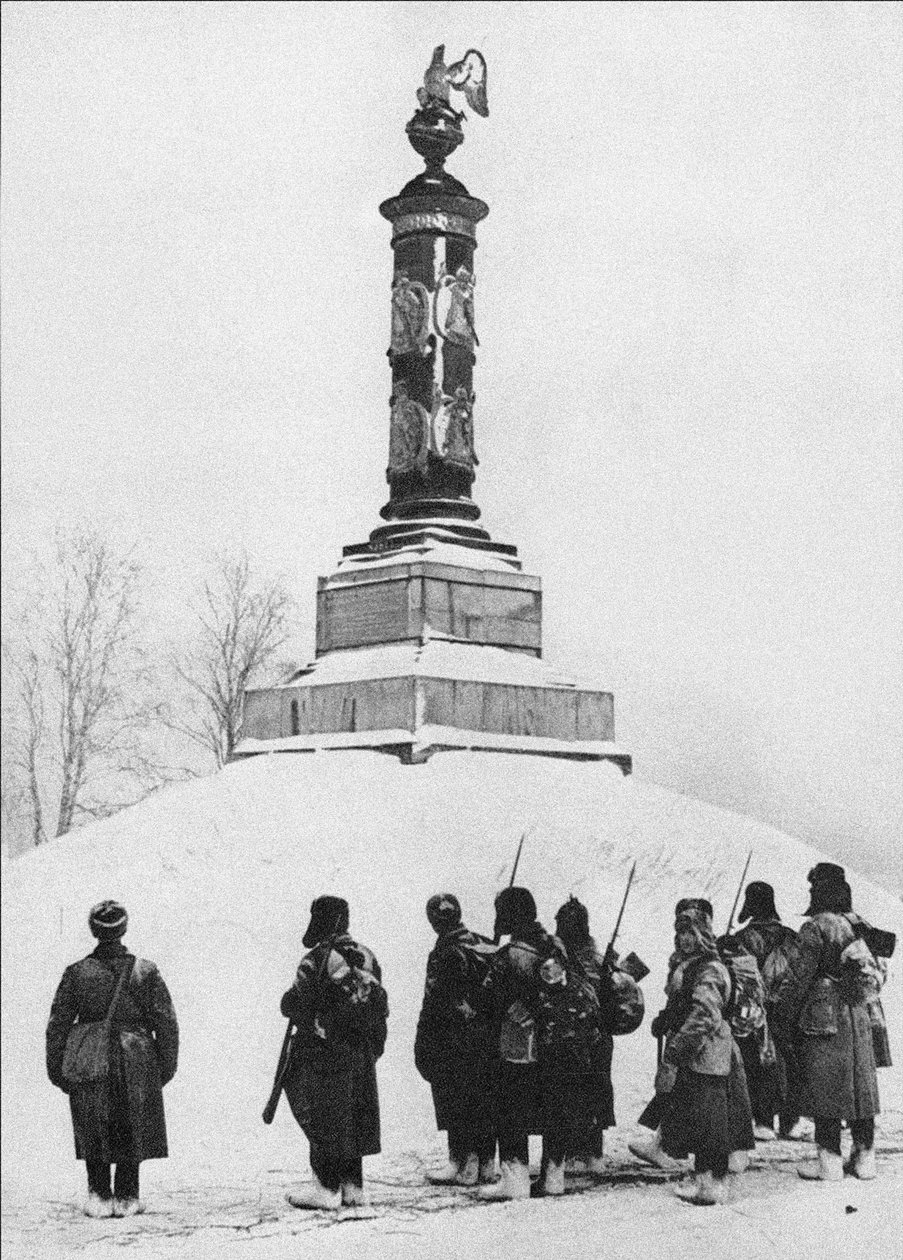 Sovjetiska soldater vid monumentet till hjältarna från kriget 1812 i byn Tarutino Kaluga r av Unbekannt