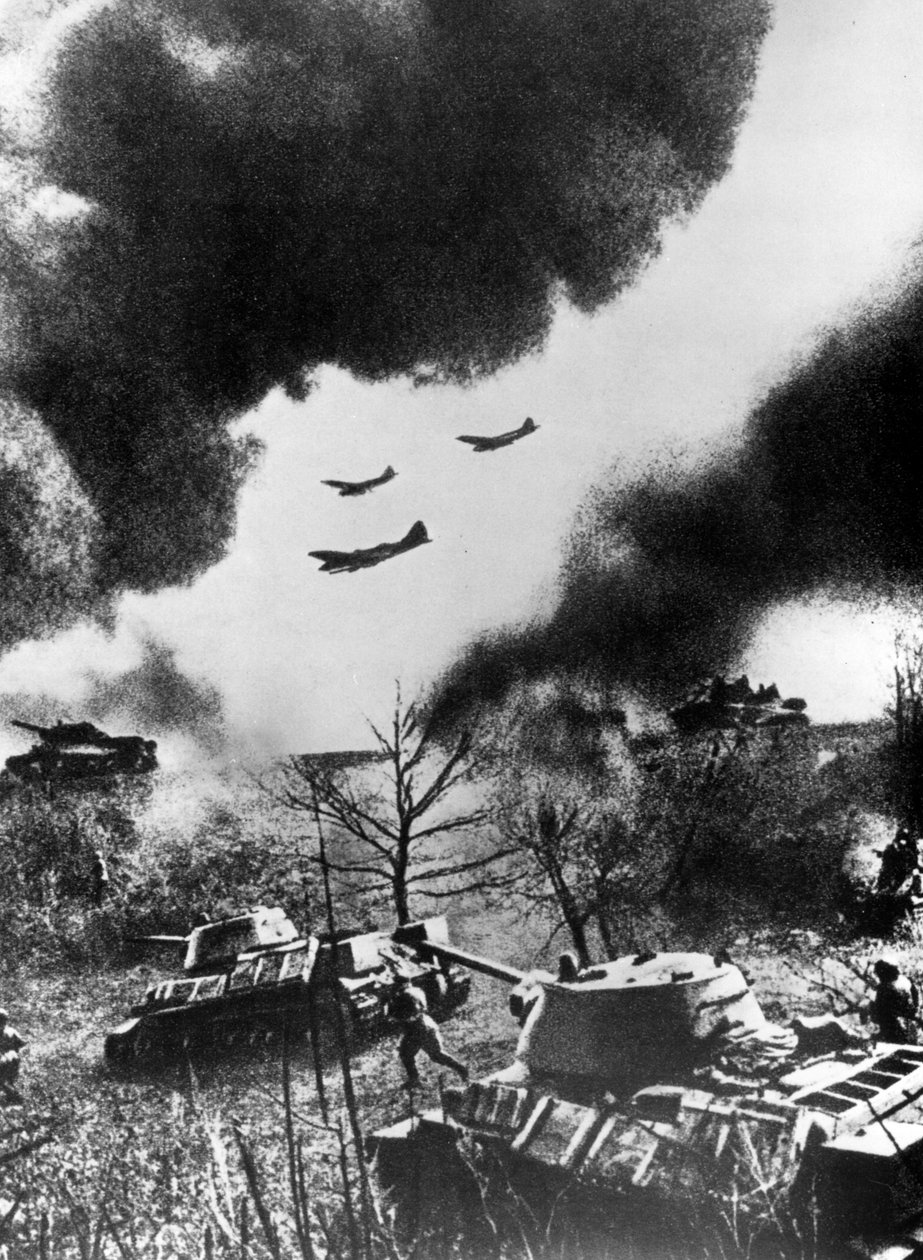 Sovjetiska stridsvagnar och flygplan inleder en attack, Ryssland, 1943 av Unbekannt
