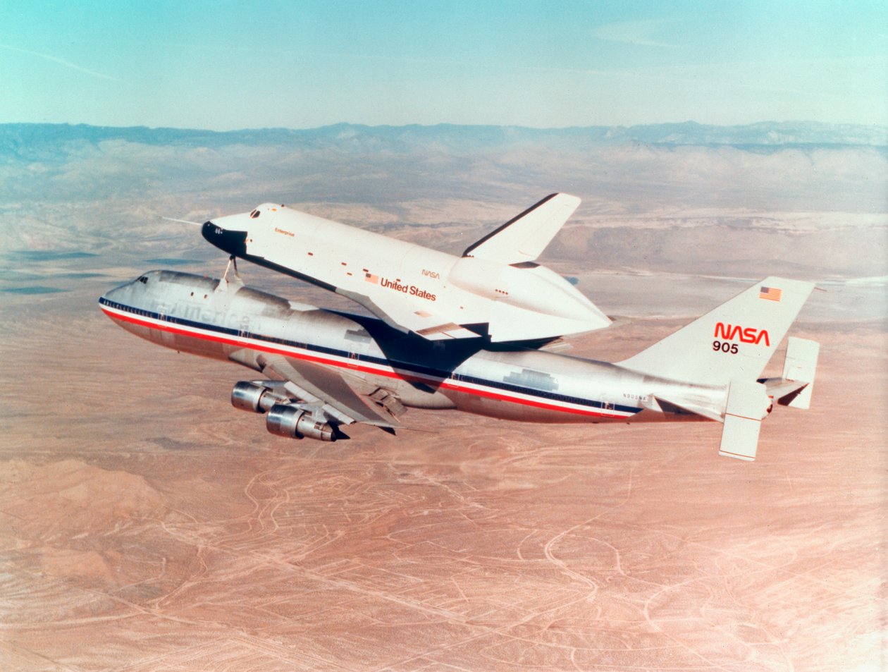 Rymdfärjan Orbiter monterad ovanpå ett Boeing 747 flygplan, 1977 av Unbekannt
