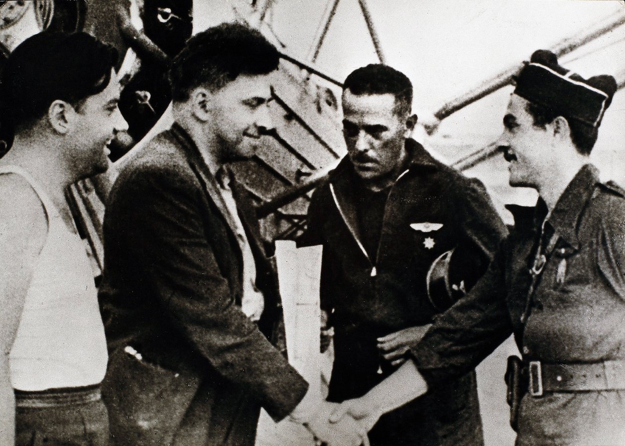 Spanska inbördeskriget (1936-1939): Ilia Grigorievich Ehrenburg (1891-1967), rysk författare, vid sin ankomst till Barcelonas flygplats (Spanien) (andra från vänster), som sovjetisk korrespondent för inbördeskriget av Unbekannt