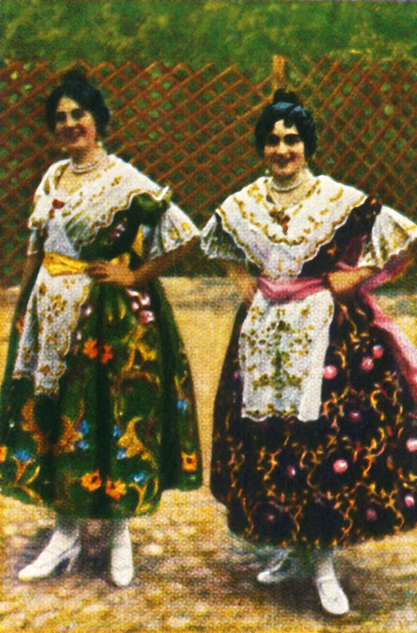 Spanska kvinnor i traditionell dräkt, c1928. av Unbekannt