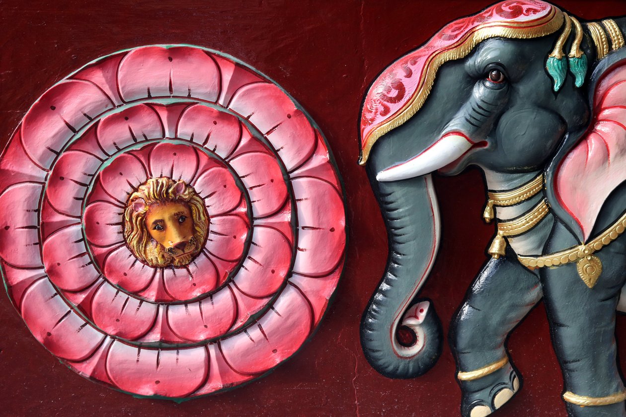 Sri Vadapathira Kaliamman hinduiskt tempel. Elefant och lotusblomma. Singapore av Unbekannt