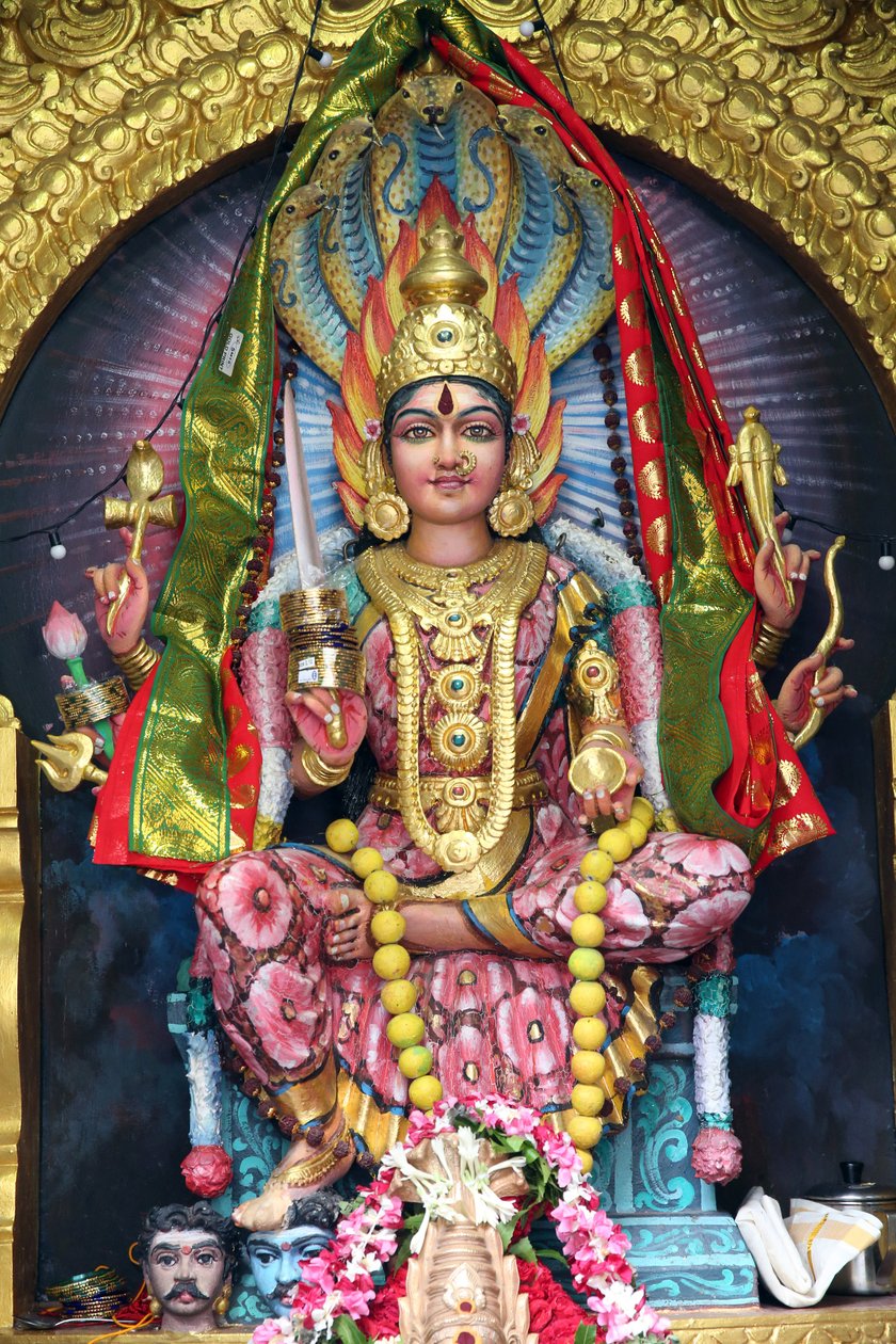 Sri Veeramakaliamman hinduiska tempel. Sri Mariamman (Maariamma, Mari ou Amman), den sydindiska hinduiska regngudinnan, 20160818, Singapore, Singapore av Unbekannt