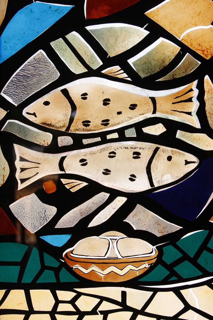 Målat glas: kristna symboler: fisken, symboliserar tidiga kristna, Togoville, Togo av Unbekannt