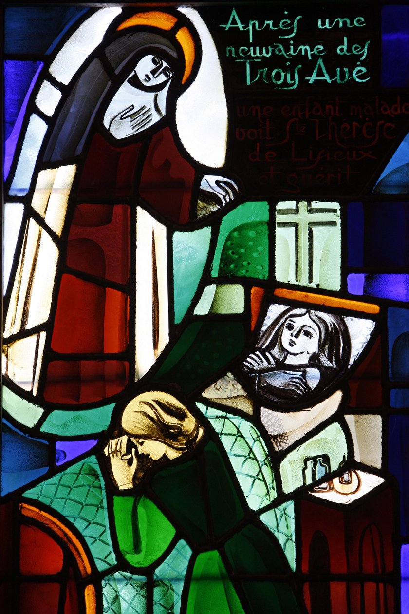 Målat glas som visar Sainte Therese de Lisieux som botar ett sjukt barn i kyrkan Notre-Dame-de-la-Trinite, Blois, Frankrike av Unbekannt