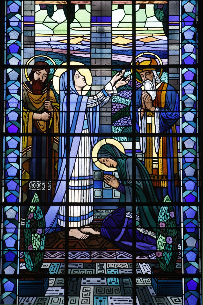 Målat glas i Notre Dame du Rosaire katolska kyrkan: Visitation, Saint-Ouen, Frankrike av Unbekannt