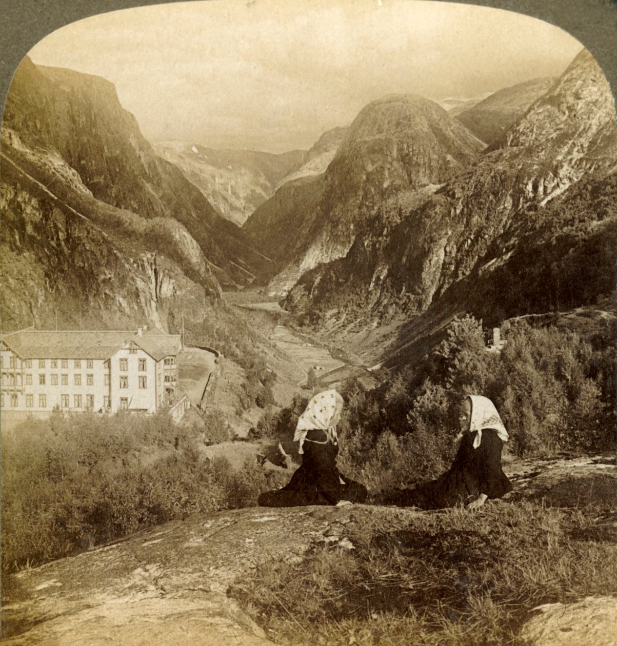 Stalheims Hotel, och dess fantastiska utsikt, genom det berömda Naerodal, Norge, 1905. av Unbekannt