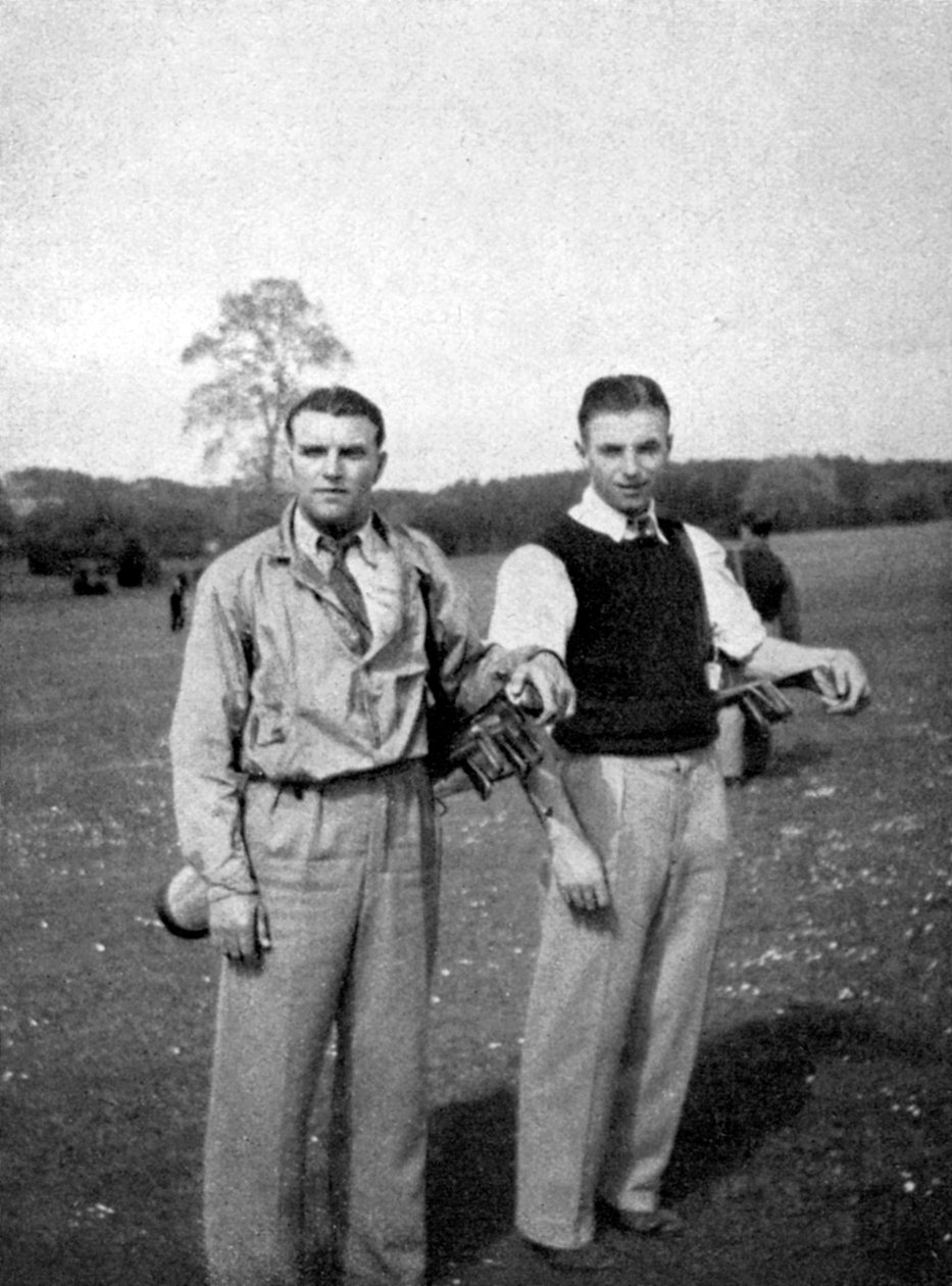 Stanley Matthews och Eddie Hapgood pausar mellan slagen under en golfrunda, 1945 av Unbekannt