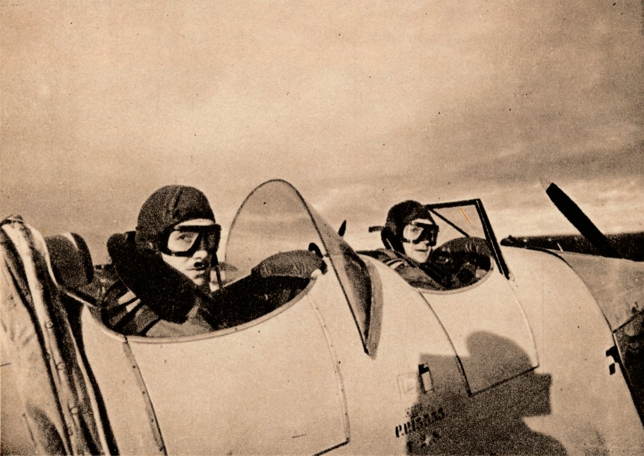 Börjar på en instruktionsflygning i en Miles Magister. Eleven befinner sig i den bakre sittbrunnen, 1940 av Unbekannt