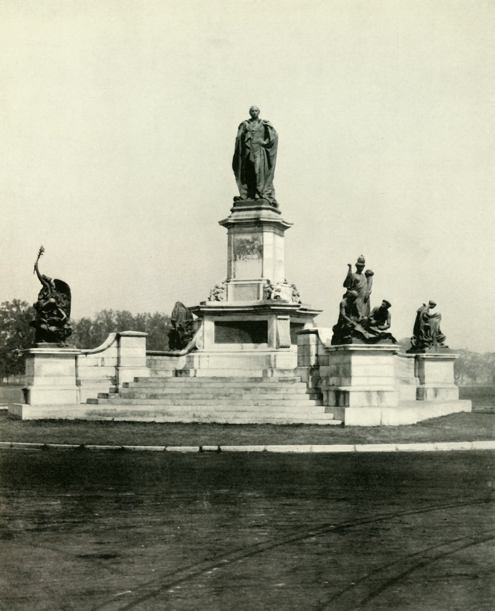Staty av Lord Curzon vid ingången till Victoria Memorial Hall, 1925. av Unbekannt