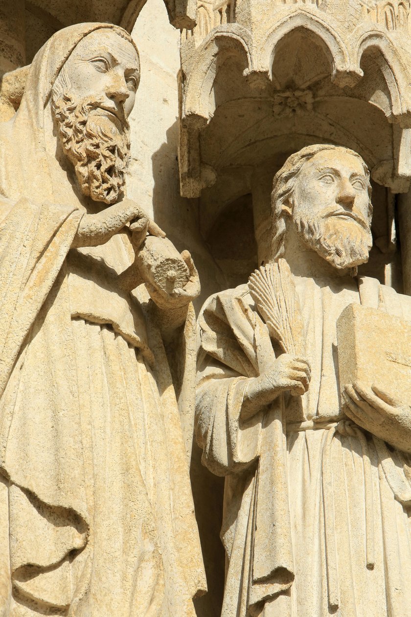 Statyer i spetsen och den vänstra sidoväggen av den centrala portalen: från höger till vänster, apostlar: St. Jakob den mindre och St. Thomas. Amiens katedral, Amiens, Frankrike av Unbekannt