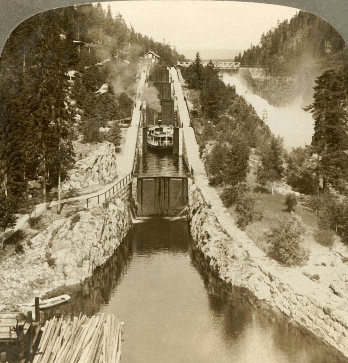 Ångbåt klättrar på en kulle bredvid vattenfallet Vrang, vid slussar i Bandak-Nordsjö, Norge, c1905. av Unbekannt