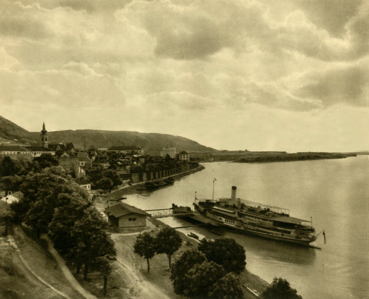 Ångbåt på Donau i Hainburg, Nedre Österrike, c1935. av Unbekannt