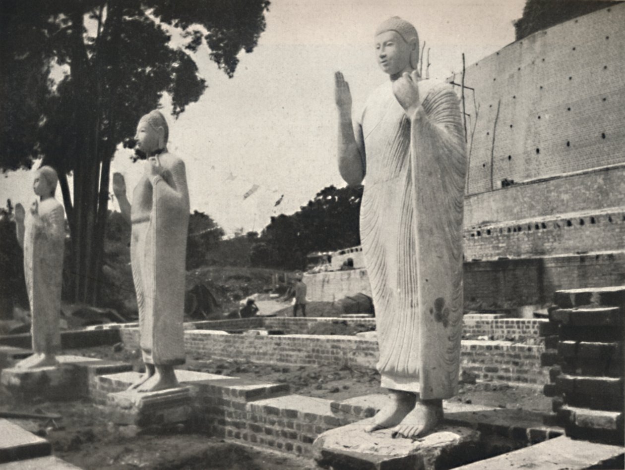 Stenstatyer framför Ruwanwali Dagoba under restaurering, Anuradhapura, 1926 av Unbekannt