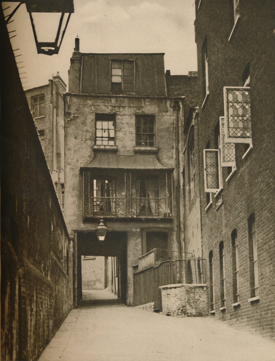 Strand Lane och ingången till det romerska badet, c1935. av Unbekannt