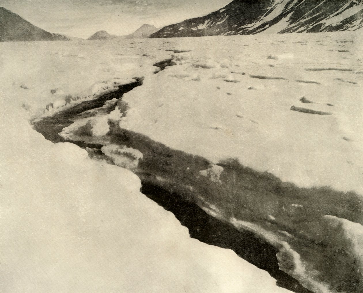 Ström av rinnande vatten mitt på Ferrarglaciären i midsommar, c1908, 1909. av Unbekannt
