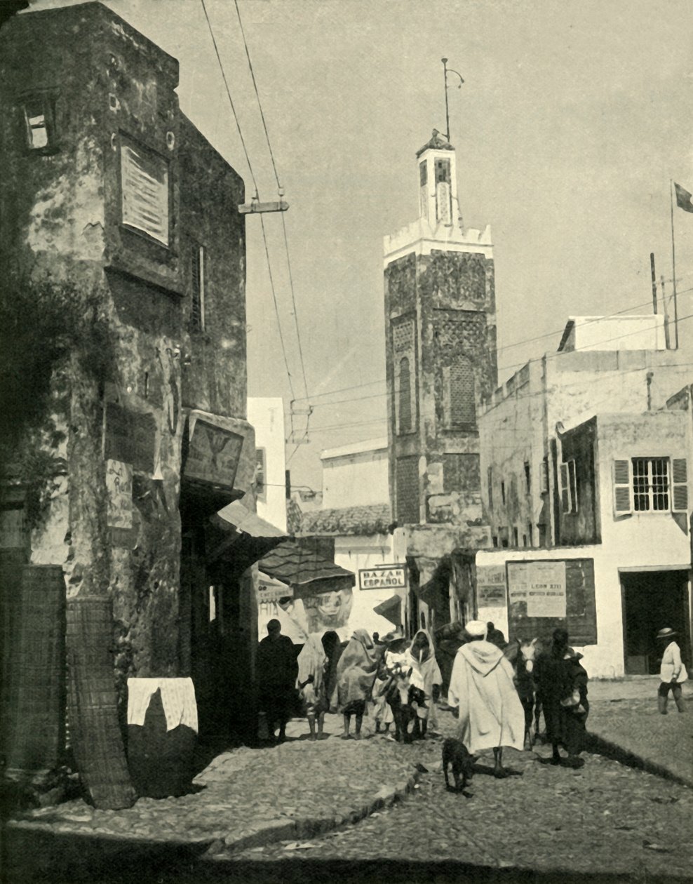 Gatubild i Tanger, visar moskén, 1902. av Unbekannt