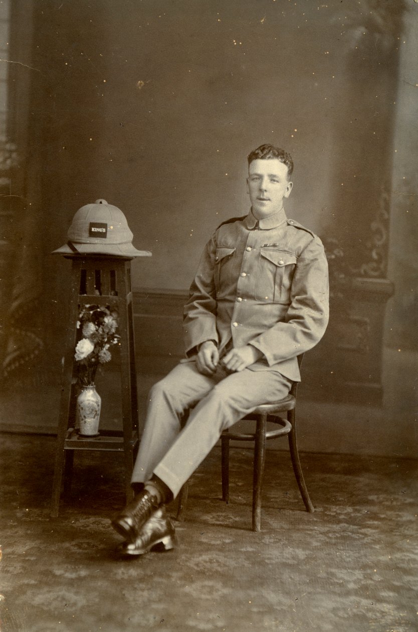 Studioporträtt av en soldat från C Company, 2:a bataljonen Kings Regiment, Irak, 1926 av Unbekannt
