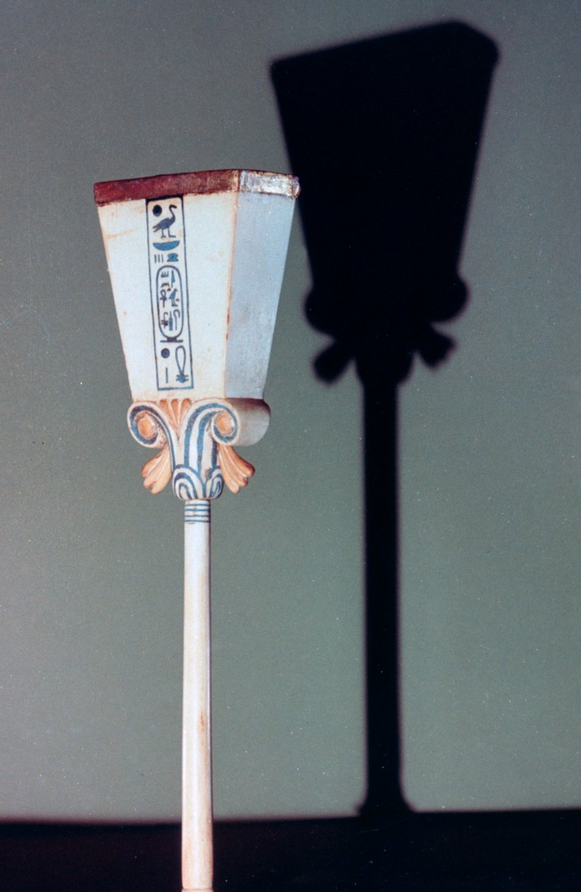 Stiliserad lotusblomma ivory papyruspolerare, 1300-talet f.Kr av Unbekannt