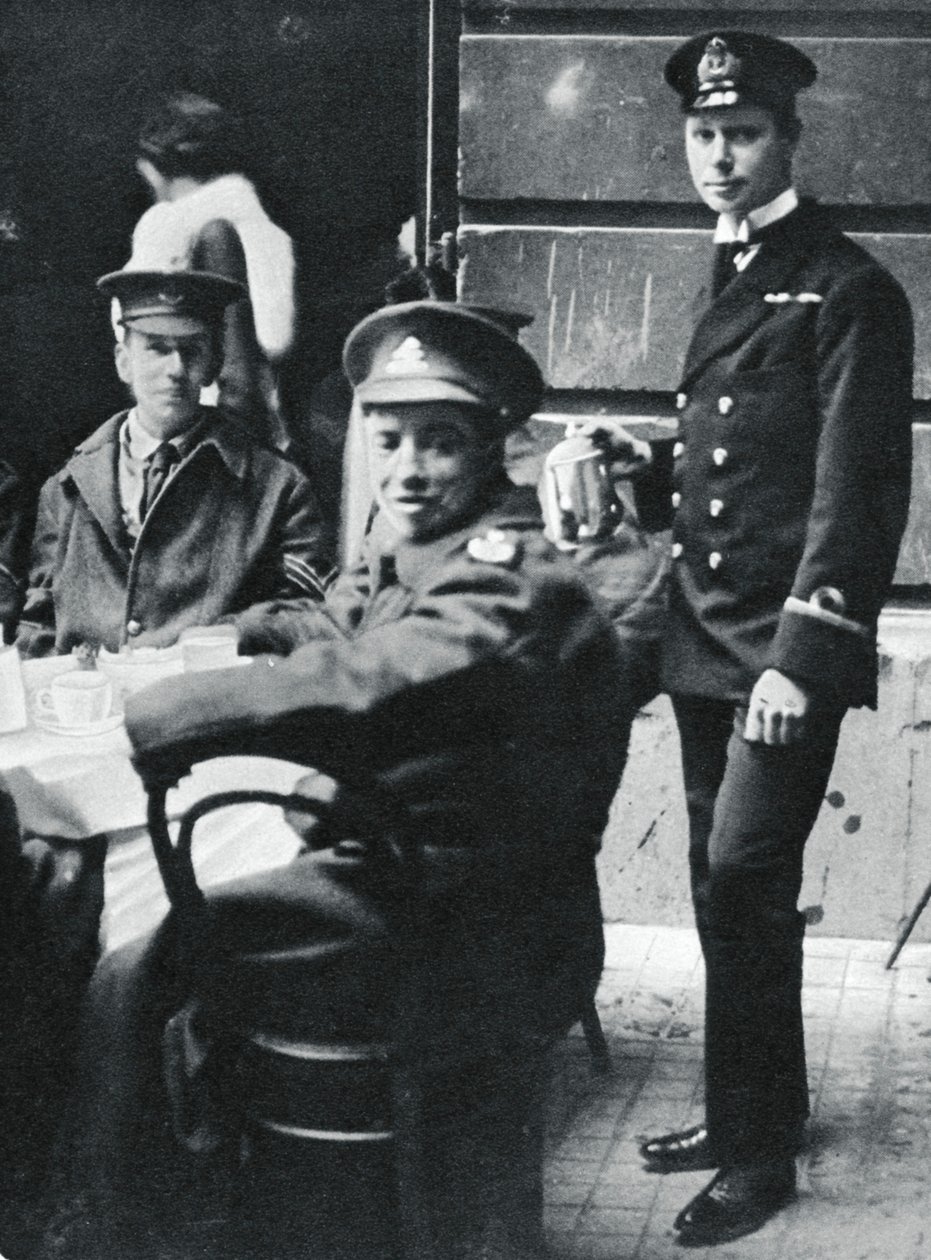 Underlöjtnant Prince Albert serverar te till sårade soldater vid Buckingham Palace, 1916 av Unbekannt