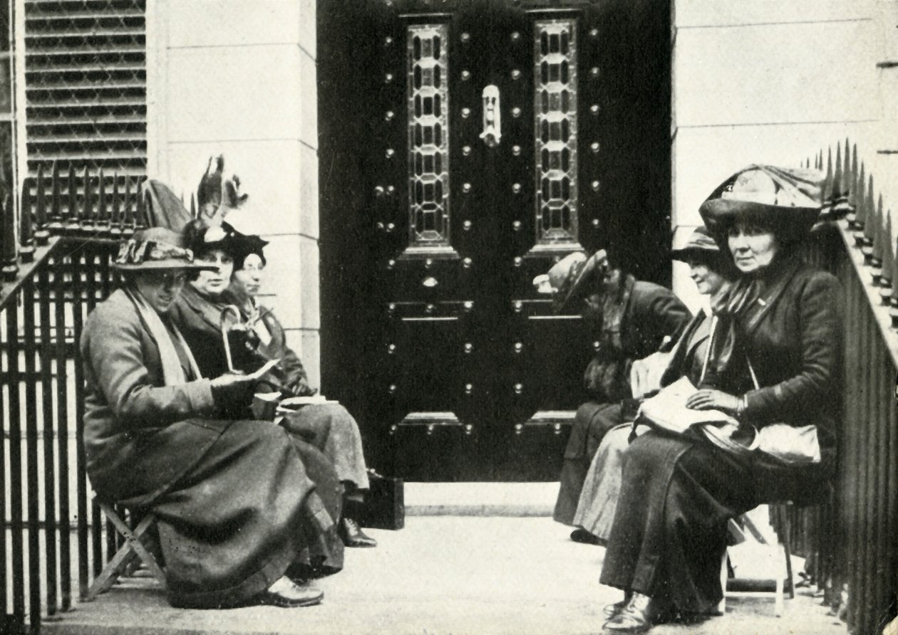 Suffragetter väntar på tröskeln till Sir Edward Carsons hem i London, 6 april 1914, 1947. av Unbekannt