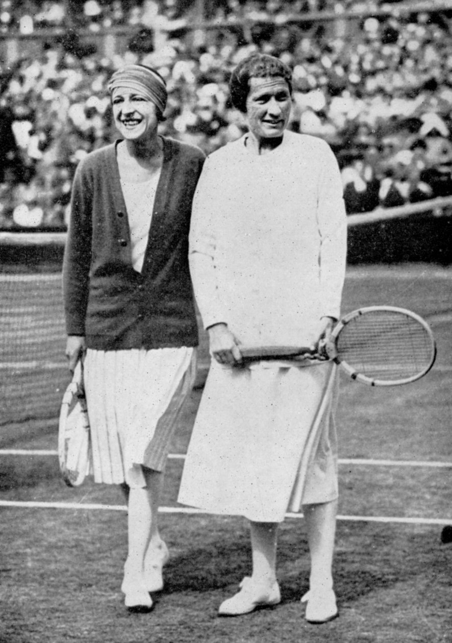 Suzanne Lenglen lämnade och Elizabeth Ryan innan deras sista singelmatch i Wimbledon, 1925 av Unbekannt