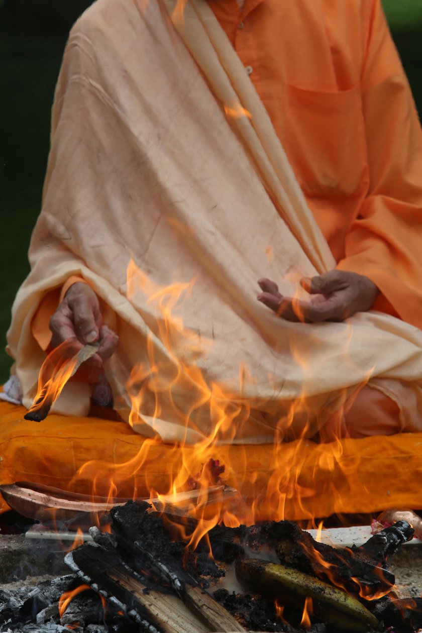 Swami Veetamohanda utför homa-eldritualen i trädgården till Ramakrishnas vedantiska centrum. Gretz. Frankrike av Unbekannt