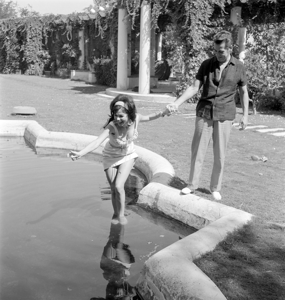 Skådespelerskan LAYA RAKI MED SKÅDESPELREN RON RANDELL PÅ VENICE LIDO - 1961 av Unbekannt