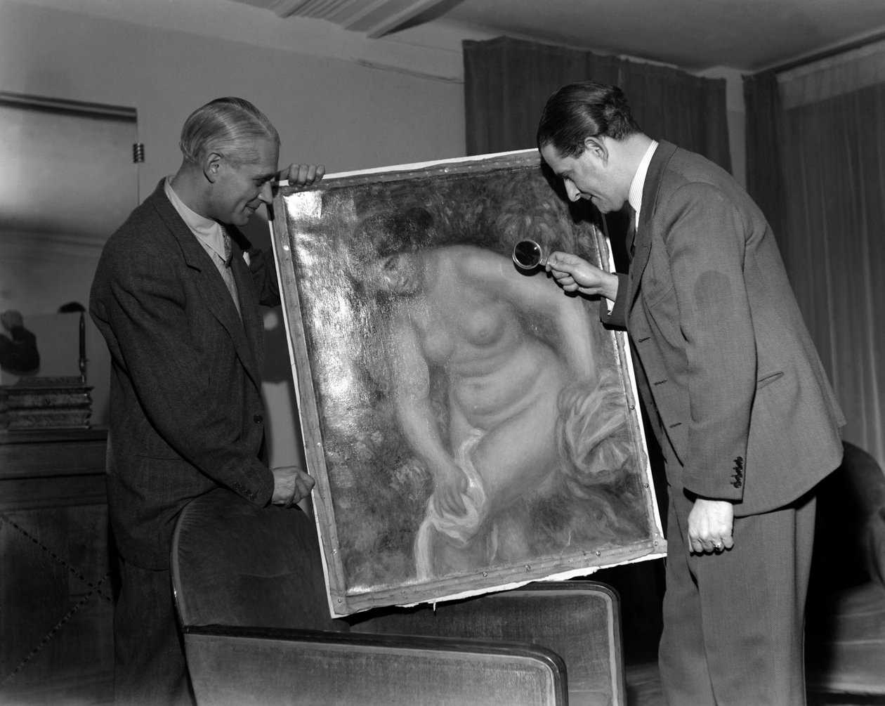 KONSTKRITEREN BERENHEIM I PARIS. Han beundrar en målning av Renoir med förstoringsglas - 1948 av Unbekannt