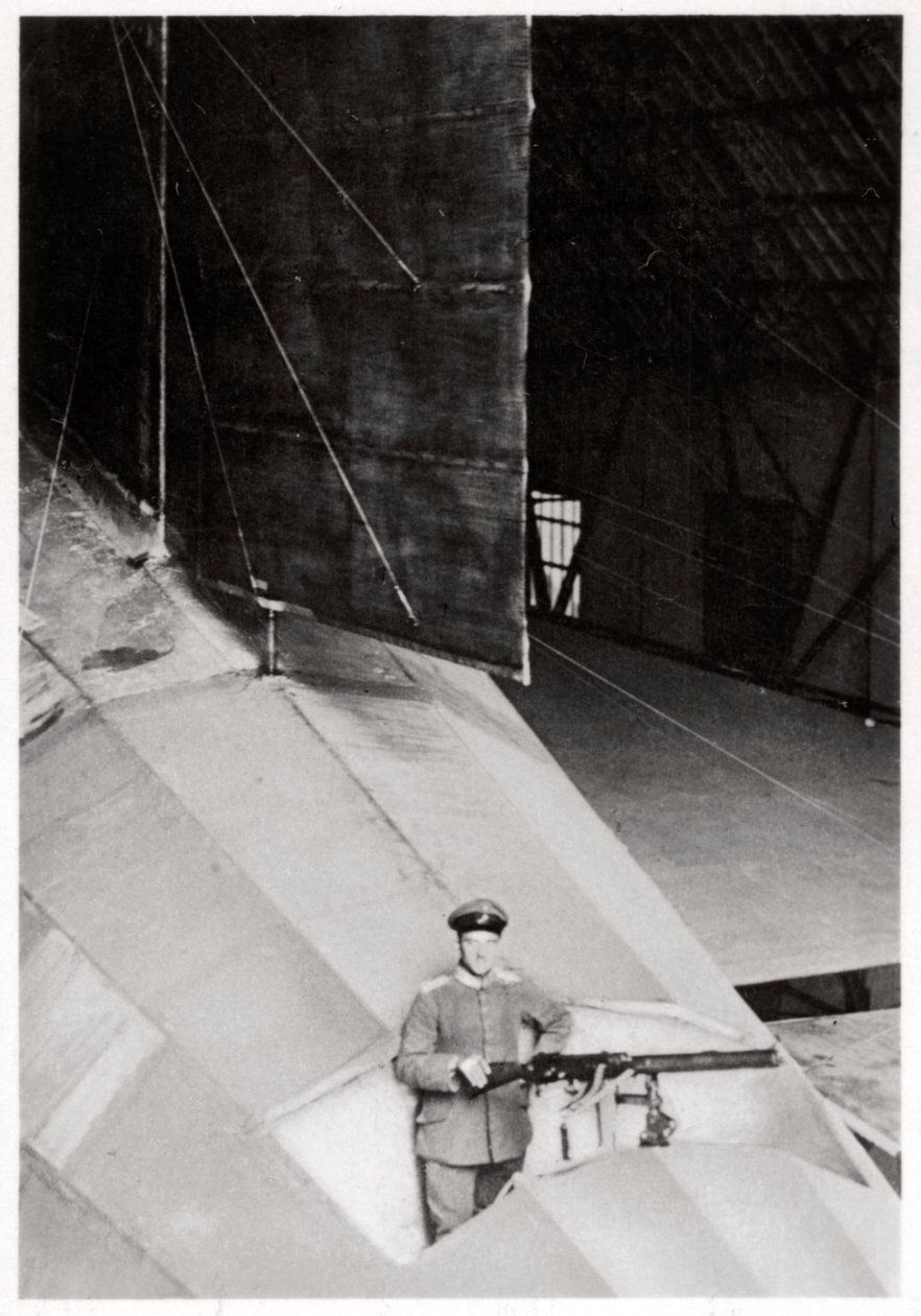 Stjärtskytt på ett tyskt Zeppelin-luftskepp, första världskriget, 1914-1918 1933 av Unbekannt