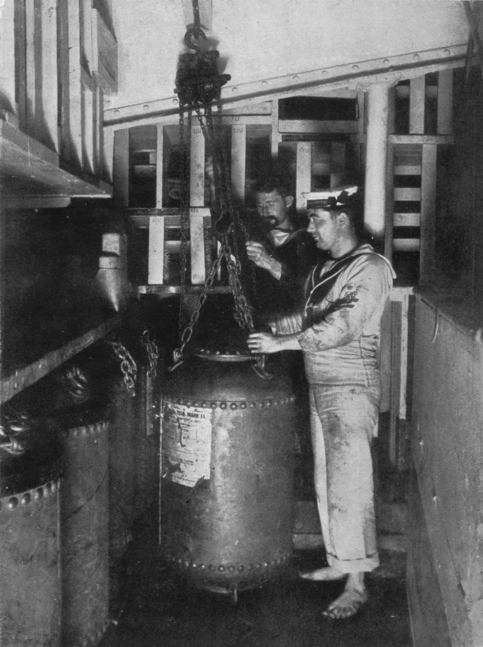 Att ta en ubåtsgruva ur butikerna, 1914 av Unbekannt