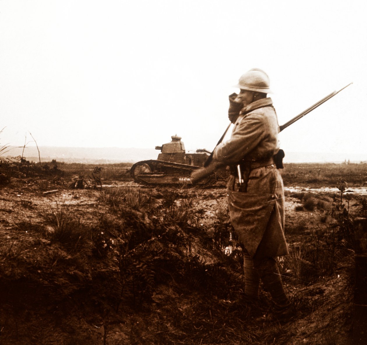 Tank och soldat på slagfältet, c1914-c1918 av Unbekannt
