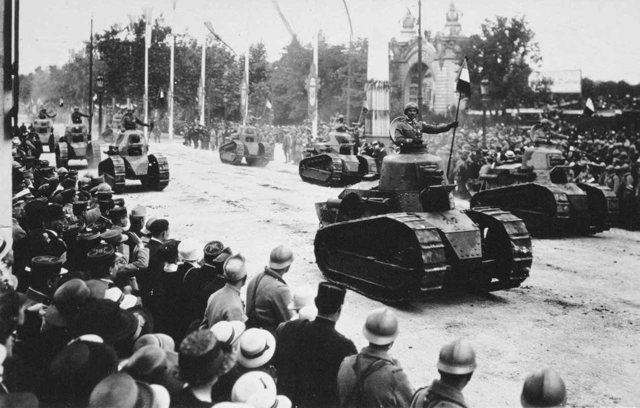 Stridsvagnar i den stora segerparaden, Paris, Frankrike, 14 juli 1919 av Unbekannt