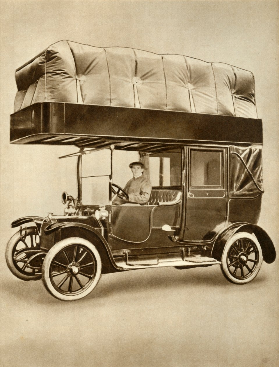 Taxihytt med gaspåseanordning på specialmonterat tak, 1914-1918, 1935. av Unbekannt