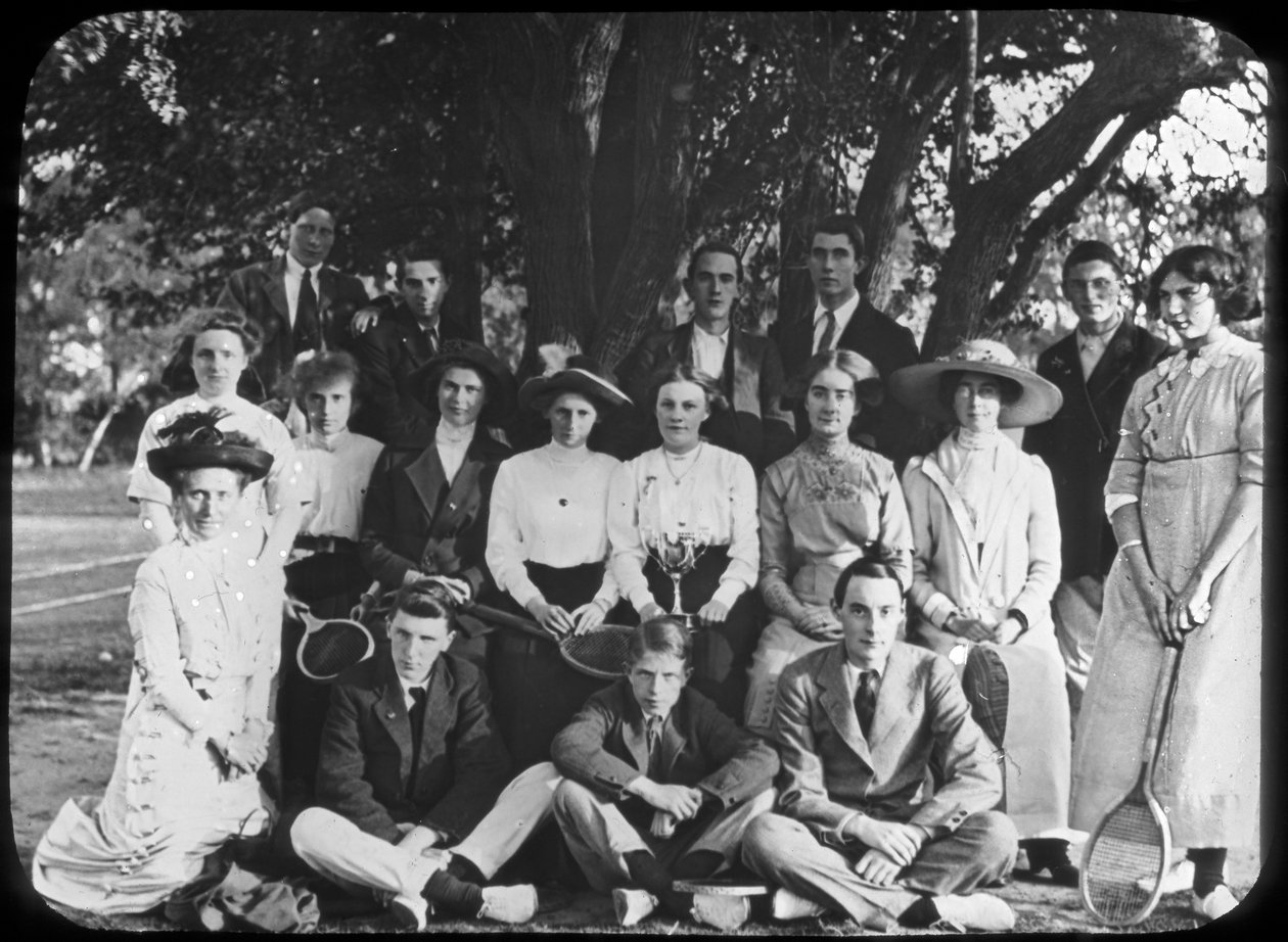 Tennisgruppsporträtt, sent 1800-tal eller tidigt 1900-tal av Unbekannt