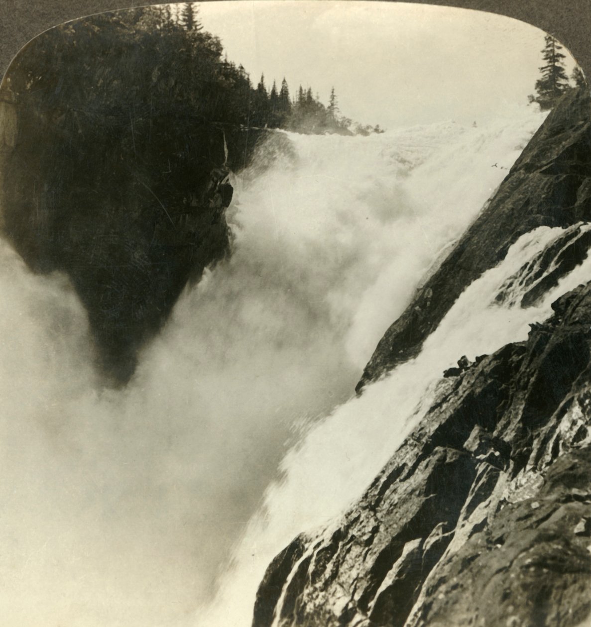 Fantastisk prakt för de mäktiga Riukan-fallen, där den börjar sin 800 fots droppe, Norge, c1905. av Unbekannt