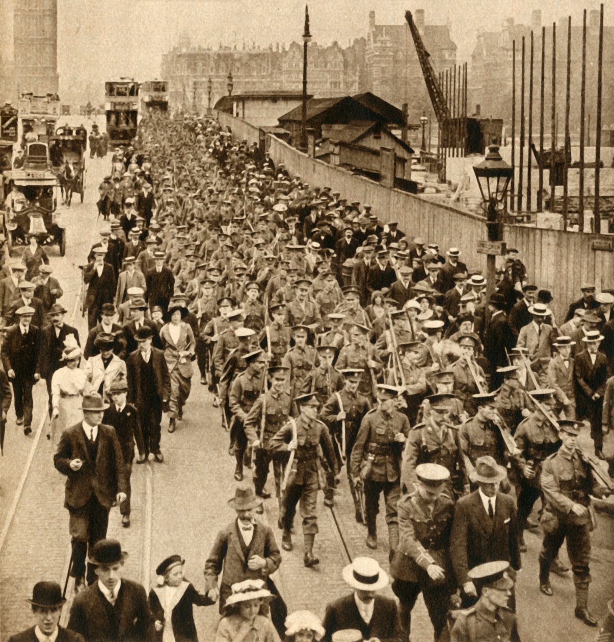 Territorials från sommarläger - Terrier som lätt marscherar över Westminster Bridge, 1914-1918, 1933. av Unbekannt