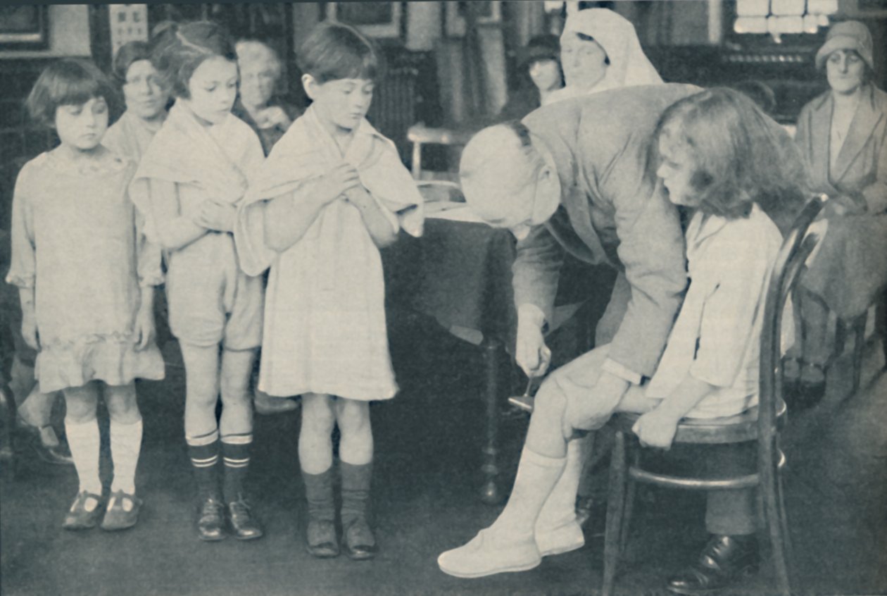 Testar patellareflexen för indikation på nervsjukdom, c1935 av Unbekannt
